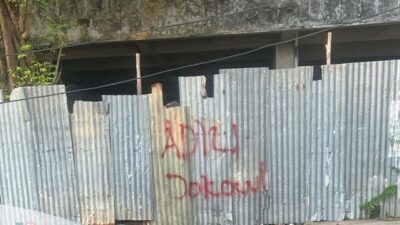 Grafiti Bertuliskan Adili Jokowi