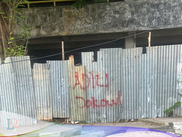 Grafiti Bertuliskan Adili Jokowi