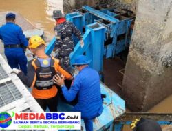 Posal Lanal Palembang Evakuasi 3 Mayat Korban Kecelakaan di Perairan Jambi