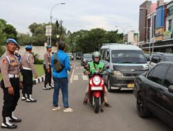 Polres  Metro Tangerang Kota Gandeng Mahasiswa dan Pemuda Bagikan Takjil