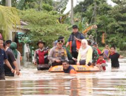 Banjir Rendam Sejumlah Permukiman warganya Bupati Dan Kapolres Banyuasin Turun Langsung Evakuasi dan Bagikan Sembako
