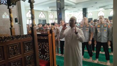 Polda Sumsel  menggelar shalat gaib untuk tiga anggota Polda Lampung yang meninggal ditembak