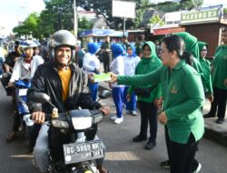 Keluarga Besar TNI- Polri Hadir Untuk Masyarakat Bagikan Takjil Berkah Ramadhan