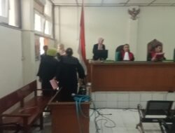 Sidang Lanjutan Penusukan Jamak Tidak Kondusif,Ketua Majelis Hakim : “Tolong Hargai Persidangan ini”