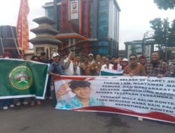 Ratusan Massa Aksi Solidaritas Koalisi Media Dan LSM Geruduk Polda Sumsel Tuntut Pihak Kepolisian Segera Tetapkan Konten Kreator Willy Salim Jadi Tersangka
