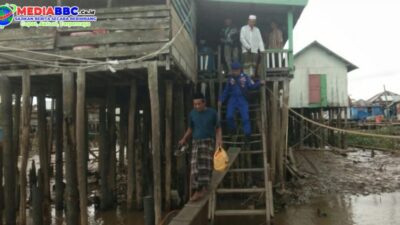 Sigap Ambulance Apung Ditpolairud Polda Sumsel Kembali Menjalankan Misi Kemanusiaan Evakuasi Warga Sakit