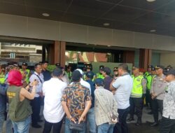Puluhan Aktivis Kembali Gelar Aksi Damai di Parkside Hotel