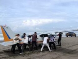 Dramatis! Pesawat Capung Mendarat Darurat di Pantai Pangandaran Akibat Gagal Mesin