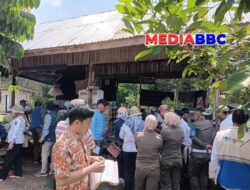 Warga keluhkan banyak nya lalat,Personel Polsek Tanjung Batu Dampingi Sidak Kandang Ayam Di Desa Burai