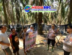Kapolsek Keluang Beserta Jajaran Himbau Warga Agar Menutup Sumur Minyak Secara Mandiri