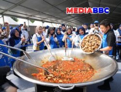 Syukuran HUT PNM ke-26, Bobon Santoso Masak Besar Bersama Nasabah PNM Mekaar 
