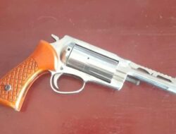 Dukung Ops Senpi 2025, Kades Sidomulyo 20 Serahkan Satu Pucuk Senpira Ke Polsek Muara Padang