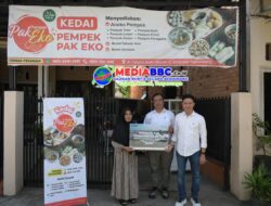 Dukung UMKM Lokal, PTP Non Peti Kemas Salurkan Bantuan Alat Produksi kepada “Pempek Pak Eko” di Palembang