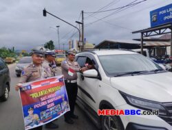 Rayakan HUT RI ke-80 “Polantas Menyapa” Satlantas Polres Banyuasin Pasang Bendera Di Ratusan Kendaraan