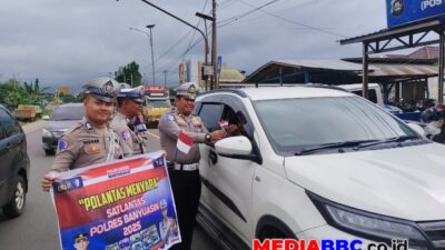 Rayakan HUT RI ke-80 “Polantas Menyapa” Satlantas Polres Banyuasin Pasang Bendera Di Ratusan Kendaraan