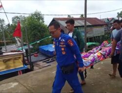 Gercep ! Dengan Ambulance Apung Polairud Polda Sumsel, Lansia Penderita Stroke di Desa Upang Dilarikan ke Rumah Sakit 
