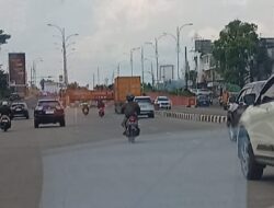 Aturan Diinjak, Truk Berat Bebas Lintasi Palembang di Siang Hari: Ada Pembiaran?