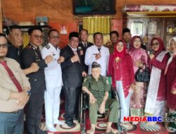 Momen Haru! “Peringati HUT RI ke-80” Camat Bersama Kapolsek Sanga Desa Usai Upacara Datangi Rumah Veteran Berusia 106 Tahun