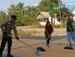 Bhabinkamtibmas Polsek Muara Padang Dampingi Poktan Tani Makmur Proses Penjemuran Jagung