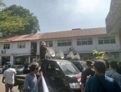 Ratusan Massa PEKAT Sumsel ! Kepung Kantor Dishub Sumsel, Tuntut Kadishub Mundur Atas Dugaan Pembiaran Truk Overload,Yang Menimbulkan Kemacetan.