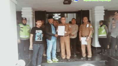 Massa Geruduk kantor Walikota  Palembang, EW-NCW Bongkar Dugaan Mark Up Miliaran di Empat Dinas: “Kami Tunggu Ketegasan Wali Kota!”