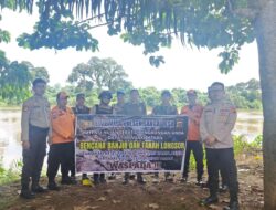 Waspada Banjir ! Satgas Gubungan Cek Ketinggian Air ,Plt Polsek Sanga Desa Pasang Spanduk Himbauan