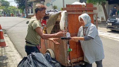 Program Jumat Berkah, KOMUNITAS WARTAWAN Berbagi ke Pemulung & Petugas Kebersihan Di Wilayah Tomang Jakarta Barat