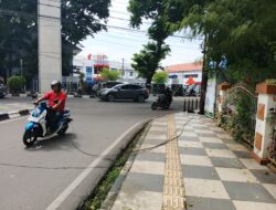 Waduh! Kabel Internet Di Samping Kantor Gubernur Sumsel Di Jalan Ade Irma Nasutian Menjuntai ke Jalan, Warga Khawatir Tertjerat