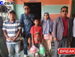 Ormas GBR : Serahkan Bantuan Bola Untuk Siswa SDN 143 Yang Viral Di Palembang
