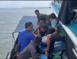 Dramatis, Ambulance Apung Polairud Polda Sumsel Jemput Jenazah Nahkoda Meninggal Diatas Kapal Saat Melaut
