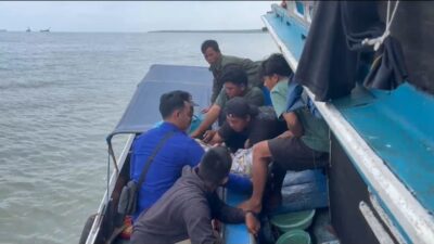 Dramatis, Ambulance Apung Polairud Polda Sumsel Jemput Jenazah Nahkoda Meninggal Diatas Kapal Saat Melaut