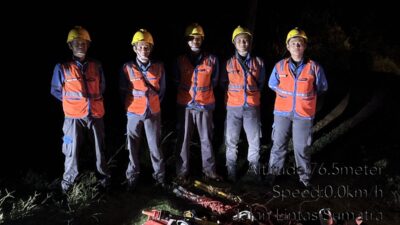 PETUGAS PLN DI LOKASI GANGGUAN]