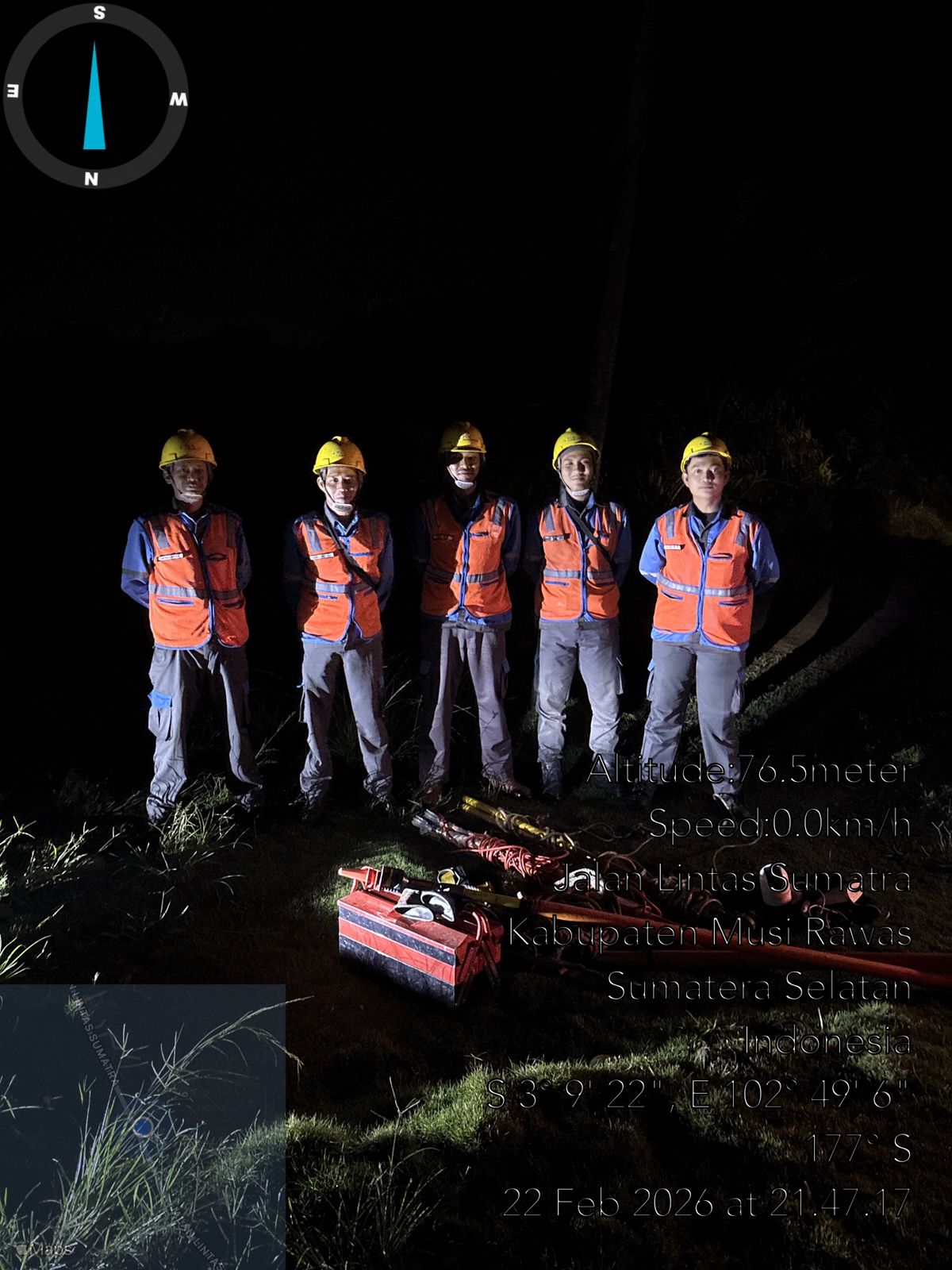 PETUGAS PLN DI LOKASI GANGGUAN]