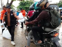Meski Hujan Deras Guyur Kota, PMPB Sumsel Tetap Bergerak Bagikan Ratusan Takjil