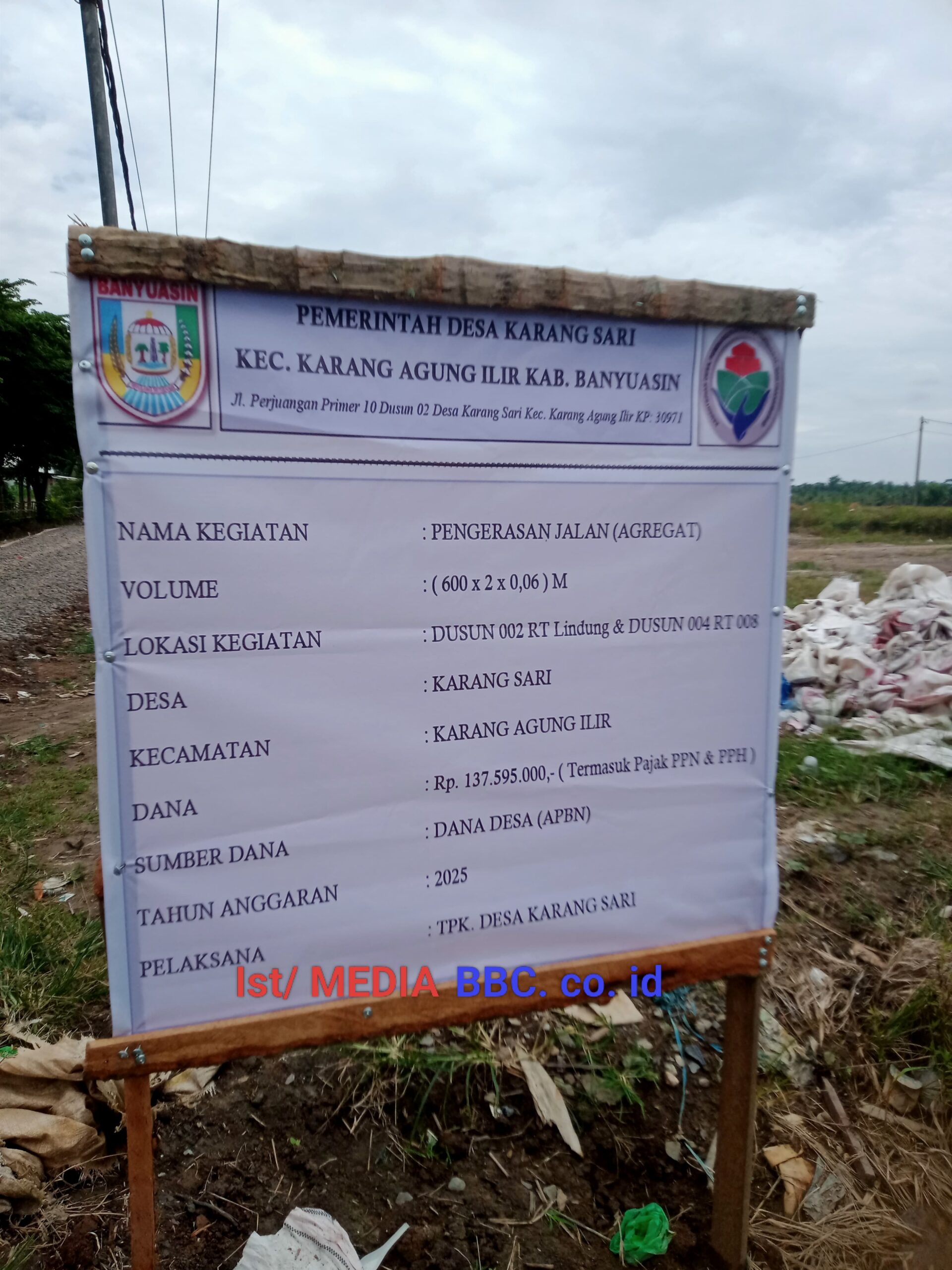 Papan plang pembagunan jalan desa Karangsari Kecamatan karang Agung Ilir Banyuasin