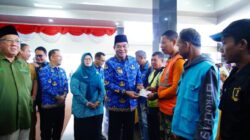 Jelang Lebaran, Bupati Toha Tohet Salurkan Santunan dan Bedah Rumah Di Griya Bumi Serasan Sekate