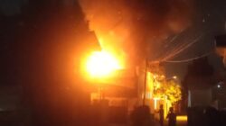 Kobaran Api Lahap Garasi Klinik di Ilir Barat I, Empat Unit Damkar Dikerahkan