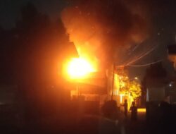 Kobaran Api Lahap Garasi Klinik di Ilir Barat I, Empat Unit Damkar Dikerahkan