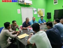 Kapolsek Sanga Desa Kawal Aksi Unjuk Rasa di PT Astaka Dodol Berlangsung Kondusif