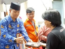 Blusukan Temui Warga RW 02 Krendang, Camat Tambora Pangestu Aji Swandhanu Berbagi Jumat Berkah Bersama Wartawan