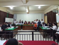 Asah Kompetensi Calon Penegak Hukum, FH Unitas Palembang Gelar UTS PLKH dengan Simulasi Sidang Lengkap