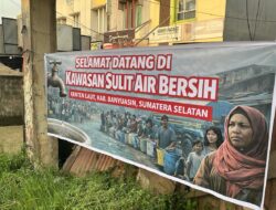 Miriis ! Krisis Air Bersih Bertahun-tahun: Warga Kenten “Semprot” PERUMDA Tirta Betuah, Spanduk Protes Air Bersih Terpasang di Sejumlah Titik