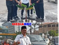 Aksi Tanam Pisang di Jalan Nasional Rusak, Garda Prabowo Sumsel: “Ini Simbol Negara yang Abai”