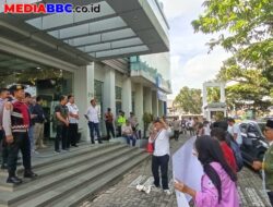 Diduga Pasang Reklame Ilegal, Massa Kepung Kantor XL Smartfren di Palembang: “Copot Pimpinan Jika Terbukti Langgar Aturan!”