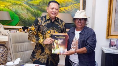 FOTO : Dr. H. Bambang Soesatyo, S.E., S.H., M.B.A., Anggota DPR RI sekaligus Ketua MPR RI Ke-15 dan Wakil Ketua Umum Partai Golkar bersama Eddie Karsito, seniman, budayawan, yang juga aktor dan sutradara film.