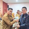 Mewakili Bupati Toha Tohet Sekda Muba Drs Syafaruddin MSi Salurkan Cadangan Pangan untuk  Desa Rentan Rawan Pangan