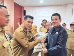 Mewakili Bupati Toha Tohet Sekda Muba Drs Syafaruddin MSi Salurkan Cadangan Pangan untuk  Desa Rentan Rawan Pangan