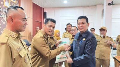 Mewakili Bupati Toha Tohet Sekda Muba Drs Syafaruddin MSi Salurkan Cadangan Pangan untuk  Desa Rentan Rawan Pangan