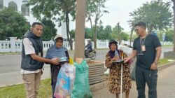 Program Jumat Berkah Wartawan (PJBW) ke -75 , Bagikan 60 Nasi Boks untuk Warga Mangunjaya Tambun Bekasi