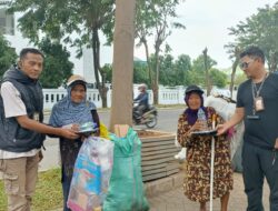 Program Jumat Berkah Wartawan (PJBW) ke -75 , Bagikan 60 Nasi Boks untuk Warga Mangunjaya Tambun Bekasi